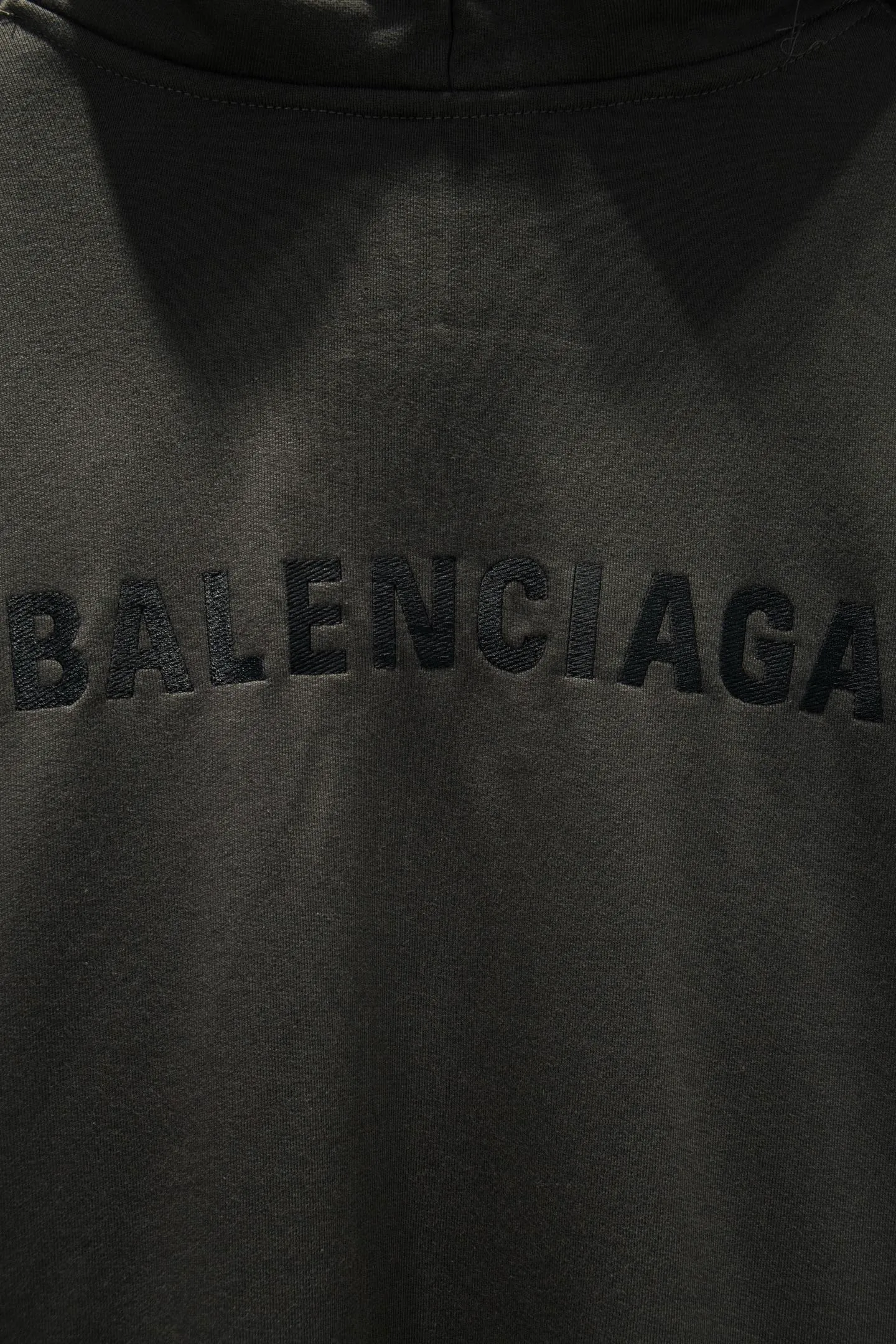 Style number: 5213#P154 🆕Balenciaga 26ss New Arrival open-chest embroidered hooded sweatshirt. The os version is really charming. Balenciaga is also really unique. The new styles of each season are made to the extreme. It is very practical and can be worn casually✔️ - ⚠️100% cotton Made of custom-dyed terry cotton sweatshirt surface, 420g double-ply double yarn, comfortable to the touch. It is made of imported knitting needle carded cotton. The thickness is moderate, drapey and contoured, and the upper body is comfortable! ! It is very tolerant to fat body types and can instantly lose five pounds after wearing it! Front panel #Back panel embroidery elements# The English letters are arranged artistically. Imported Tajima high-density heavy-duty embroidery technology. The fonts are three-dimensional and full. The chest-opening elements are added to the body, which greatly increases the interest of the clothing; unique visual effects. Hem Loose closing Double-layer fabric Good closing effect Exquisite hemming Color: Reactive black High-grade gray Gray white Size: XS-S-M-L